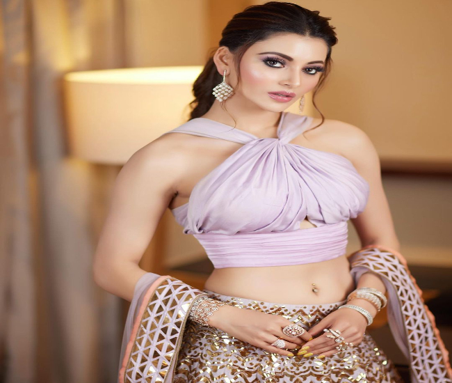 Urvashi Rautela की तस्वीरों ने सोशल मीडिया पर ढाया कहर, लहंगा चोली में दिखा दिलकश अंदाज  